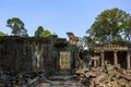 Vue large sur une succession de portes donnant accÃÂ¨s ÃÂ  la salle de danse du temple Preah Khan dans le domaine des temples de